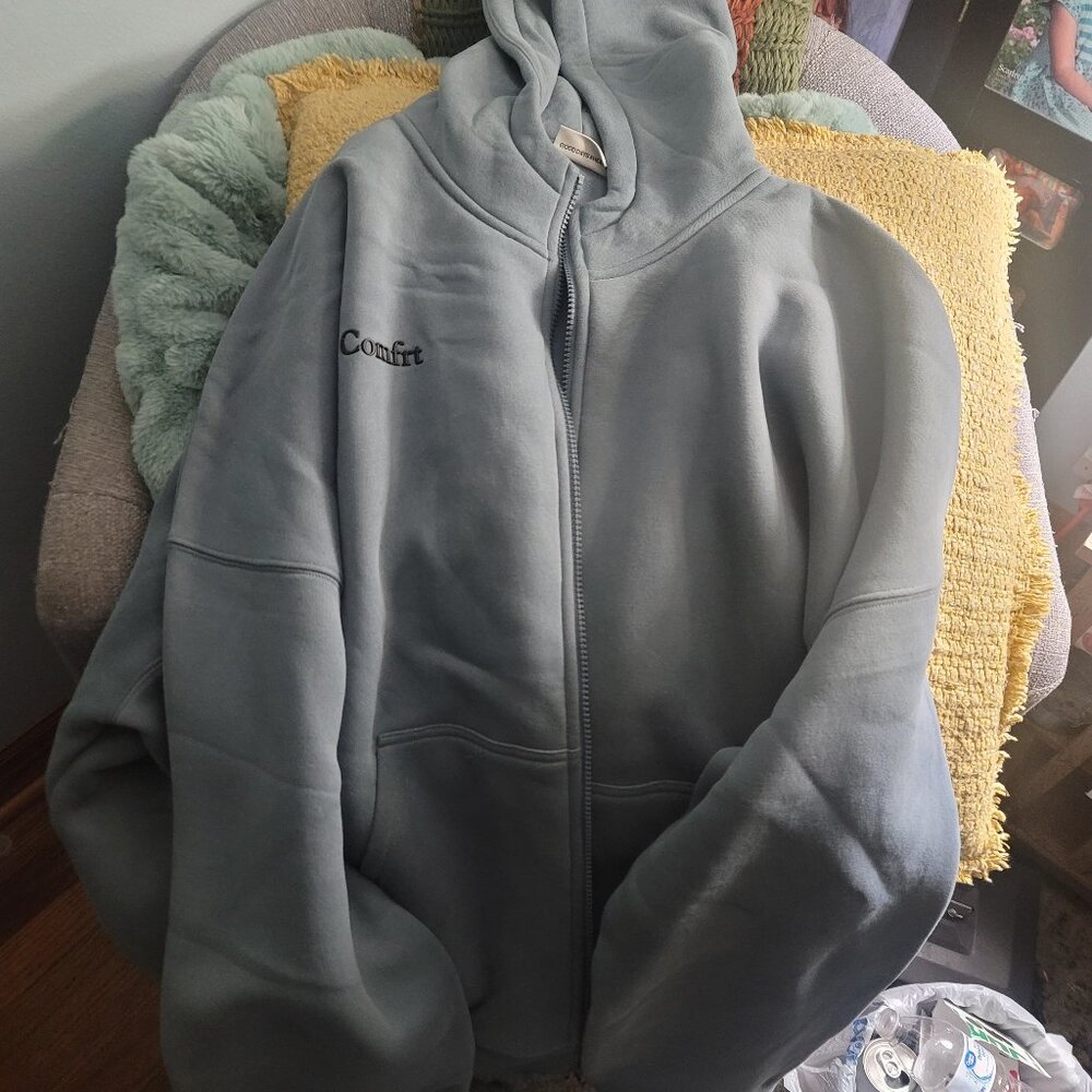 Comfrt Cloud Zip Hoodie Size M NWOT